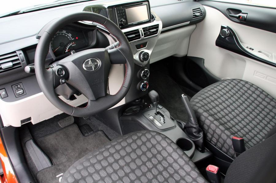 Интерьер Scion iQ 2012 года  (фото 81 из 128)